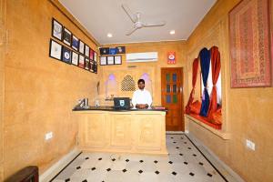Una cocina o zona de cocina en Gaji Hotel Jaisalmer