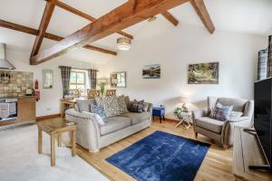 ein Wohnzimmer mit einem Sofa und 2 Stühlen in der Unterkunft Ingleborough View in Carnforth
