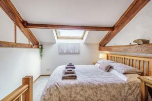 ein Schlafzimmer mit einem großen Bett im Dachgeschoss in der Unterkunft Ingleborough View in Carnforth