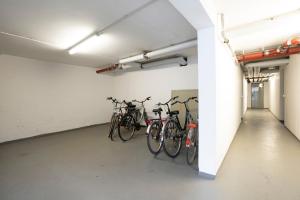 - un groupe de vélos garés dans un garage dans l'établissement Wicheldorfstraße 20 Wohnung 107, à Grömitz
