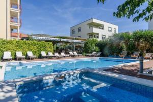 Fotografia z galérie ubytovania Family friendly apartments with a swimming pool Trogir - 16509 v Trogiri + 34 fotografií
