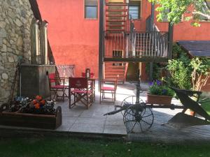 a patio with a table and chairs and a balcony at Hotel Saueth in Tredós