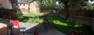 a backyard with a garden with a bike in the yard at Hotel Saueth in Tredós