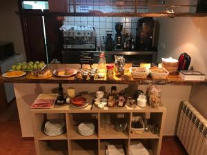 a shelf with food on it in a kitchen at Hotel Saueth in Tredós