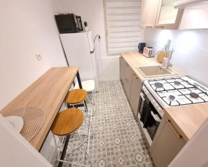 una piccola cucina con bancone e frigorifero di Apartament Miodowa Warszawa a Varsavia