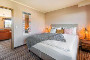 een slaapkamer met een groot bed en een spiegel bij The Mex - El Sombrero in Arnstadt