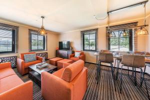 阿恩施塔特的住宿－The Mex - El Sombrero，客厅配有橙色家具和桌子