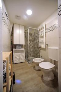 uma casa de banho com um WC, um lavatório e um chuveiro em Cozy studio in Turin city center by Wonderful Italy em Turim