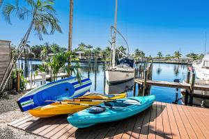 Eine Gruppe von Booten steht auf einem Dock. in der Unterkunft Latitude 26 Waterfront Boutique Resort - Fort Myers Beach in Fort Myers Beach