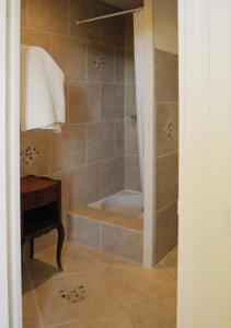a bathroom with a shower with a tub and a sink at Maison d´hôtes Le Mas des Vignes in Rochegude