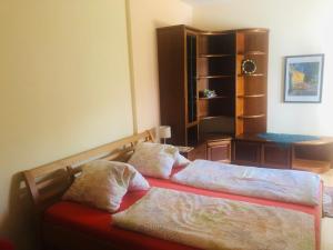 1 dormitorio con 2 camas individuales y escritorio en Ferienwohnung am Bauernhof Straßonig vulgo Hornis, en Moosburg