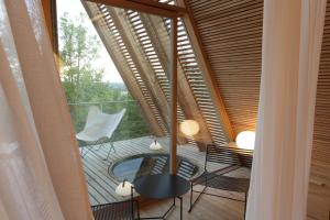 um quarto com uma varanda com uma mesa e cadeiras em LILELO - Little Leisure Lodge em Grazzano Badoglio