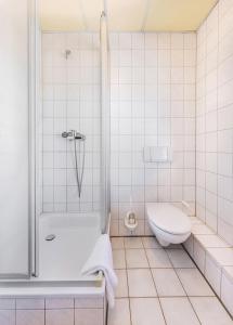 ein weißes Bad mit einer Dusche und einem WC in der Unterkunft The Mex - El Sombrero in Arnstadt
