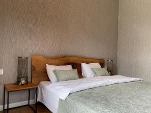 Giường trong phòng chung tại Capra Hotel Kazbegi