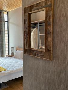 Giường trong phòng chung tại Capra Hotel Kazbegi