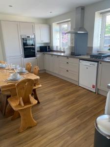 A kitchen or kitchenette at Beautiful newly renovated 5 bedroom farmhouse