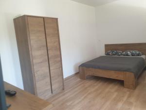 um quarto com uma cama e um armário de madeira em Villa Istra em Divšići