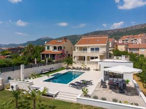 eine Luftaufnahme eines Hauses mit Swimmingpool in der Unterkunft Villa Marisa with 51sqm pool, 5 bedrooms, gym in Kaštela