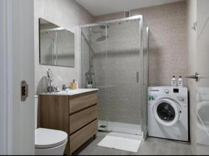 łazienka z prysznicem i pralką w obiekcie Apartamento Ronda IV - Los Boliches w mieście Fuengirola