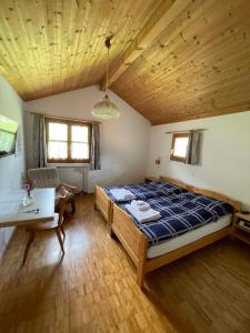 Postel nebo postele na pokoji v ubytování Gasthaus Beverin