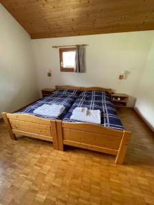 Letto o letti in una camera di Gasthaus Beverin