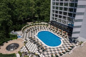 - une vue sur la piscine en face d'un bâtiment dans l'établissement InterContinental Istanbul, an IHG Hotel, à Istanbul