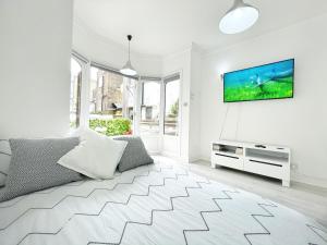 LUXURIOUS Terrace 2 Bedrooms in Relaxing Covent Garden Apartment的电视和/或娱乐中心