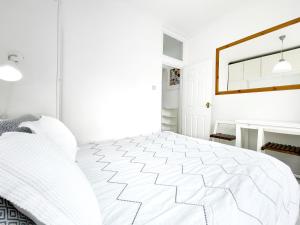 LUXURIOUS Terrace 2 Bedrooms in Relaxing Covent Garden Apartment客房内的一张或多张床位