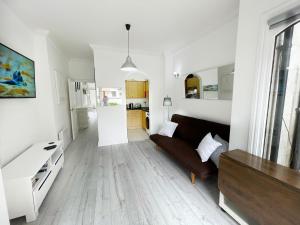 LUXURIOUS Terrace 2 Bedrooms in Relaxing Covent Garden Apartment的厨房或小厨房