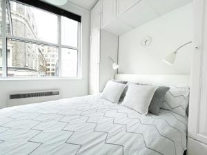 LUXURIOUS Terrace 2 Bedrooms in Relaxing Covent Garden Apartment客房内的一张或多张床位