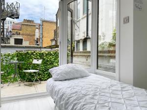 LUXURIOUS Terrace 2 Bedrooms in Relaxing Covent Garden Apartment客房内的一张或多张床位