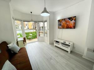 LUXURIOUS Terrace 2 Bedrooms in Relaxing Covent Garden Apartment的电视和/或娱乐中心