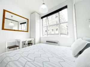 LUXURIOUS Terrace 2 Bedrooms in Relaxing Covent Garden Apartment客房内的一张或多张床位