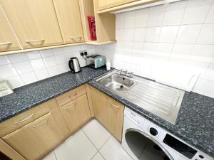 LUXURIOUS Terrace 2 Bedrooms in Relaxing Covent Garden Apartment的厨房或小厨房