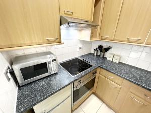 LUXURIOUS Terrace 2 Bedrooms in Relaxing Covent Garden Apartment的厨房或小厨房