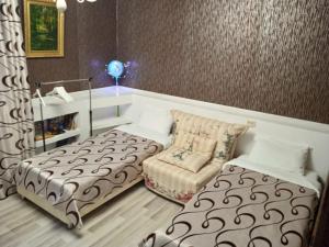ノヴォロシースクにあるBurun - Бурунのベッドルーム1室(ベッド1台、ソファ、椅子付)