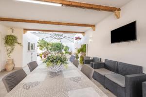 Μια τηλεόραση ή/και κέντρο ψυχαγωγίας στο Maison Nina
