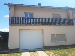 ein Haus mit zwei Garagentüren und einem Balkon in der Unterkunft Matea in Gospić