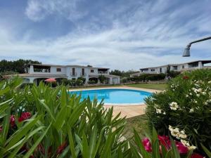 una casa con piscina en un patio en House 40 in Capannizza Pool Complex next the beach, en Budoni