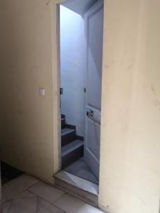 pasillo con puerta y escaleras en una habitación en ApartEasy - Eixample Center en Barcelona