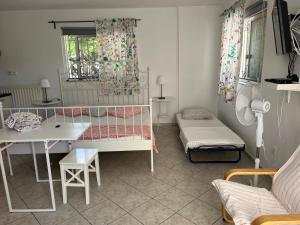 Habitación con cama, mesa y sofá en Best location in Vrachati, en Vrachati