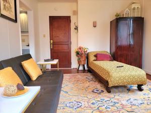un soggiorno con divano e tavolo di new Luxury Apt At swansanctuary With Private Balcony a Birdsboro