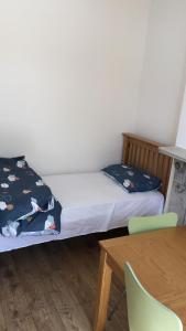 Ein Bett oder Betten in einem Zimmer der Unterkunft Burney Tomar House