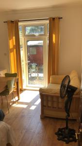 Ruang duduk di Burney Tomar House