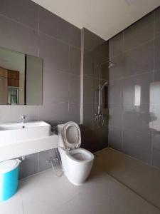 芭達雅南區的住宿－安可爾酒店，一间带卫生间和水槽的浴室