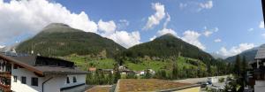A general mountain view or a mountain view taken from Az apartmant