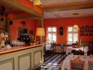 um restaurante com duas mesas e um bar numa sala em Ehlener Poststuben em Habichtswald