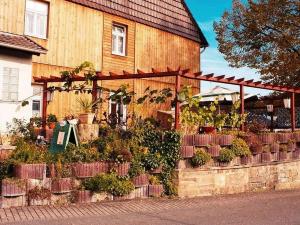 um edifício com um monte de plantas em frente dele em Ehlener Poststuben em Habichtswald