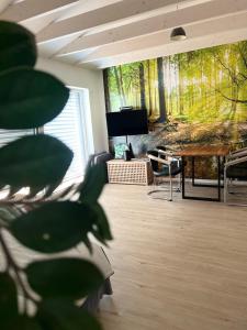 una sala de estar con una gran pintura en la pared en Loft Wohnung Appartement auf 2 Etagen, Nähe Neckar, en Neckarwestheim