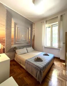 ナポリにあるB&B Michelangeloの窓付きのベッドルーム1室(大型ベッド1台付)
